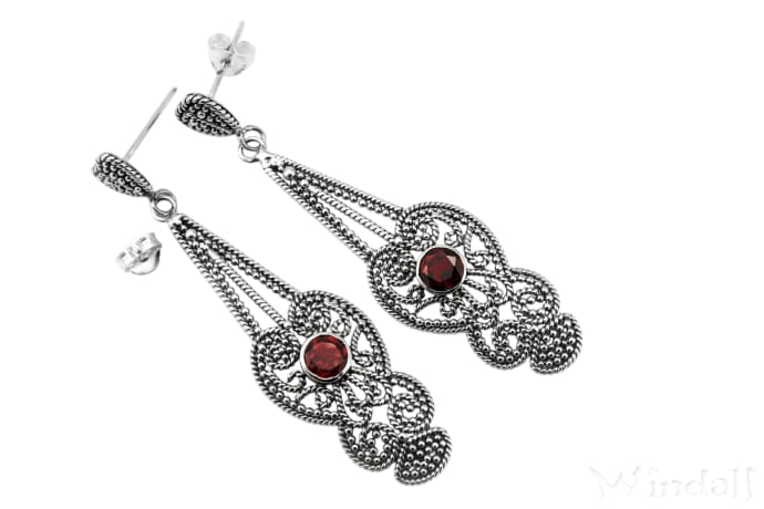WINDALF Lange Ohrringe CYRA 4.5 cm Ornamentik Granat Handarbeit Silber WINDALF Lange Ohrringe CYRA 4.5 cm Ornamentik Granat Handarbeit Silber - Windalf.de