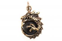 WINDALF Schutz Amulett DYLAN 2.8 cm Kleiner Glücks Drache mit schwarzer Kugel Bronze - Windalf.de