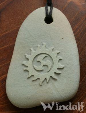 WINDALF Britischer Anhänger TRIMA 4.5 cm Triskel Sonne Handarbeit aus Grün-grauem Stein - Windalf.de