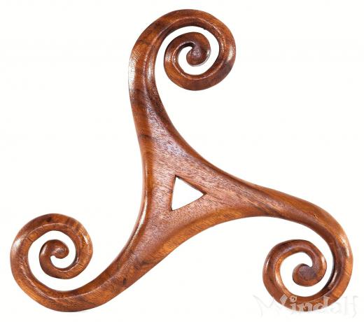 WINDALF Wanddeko LUCA Ø 26 cm Celtic Triskele Wandornament Handarbeit aus Holz - Windalf.de