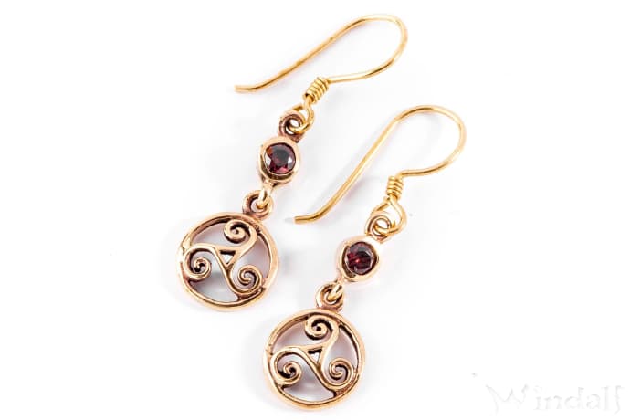 WINDALF Irische Damen Ohrringe KALINA 3.5 cm Celtic Triskele mit rotem Granat Bronze - Windalf.de