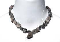 WINDALF Antike Steinkette ATANUA 60 cm Schwarze Steine Römer Glas WINDALF Antike Steinkette ATANUA 60 cm Schwarze Steine Römer Glas - Windalf.de