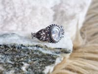 WINDALF Damen Ring MIA 10 mm Wei&szlig;er Kristall Zarte Ornamentik Silber - Windalf.de
